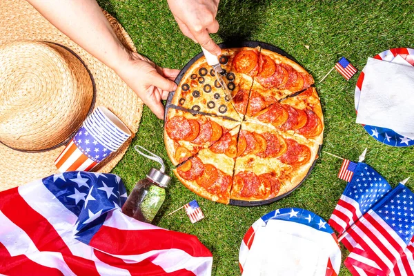7月4日のホリデーパーティーピザ 7月4日の愛国的独立記念日のお祝いとピクニックフード アメリカの旗の形で モッツァレラの多くとペパロニ トマトと黒オリーブのピザ — ストック写真