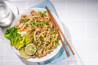 Asya Shimeji şehriye yemeği. Kızarmış sebzeli, soya soslu ve Shimeji mantarlı Çin erişteli makarna.