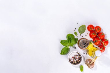 İtalyan yemekleri pişirmek için kullanışlı beyaz arka plan - domates, fesleğen yaprağı, yeşiller, zeytin yağı, tuz, biber, sarımsak, düz beyaz masa üstü görünüm alanı 