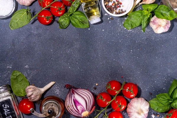 Fundo Cozinha Preto Com Ingredientes Úteis Cozinha Italiana Mediterrâneo Tomates — Fotografia de Stock
