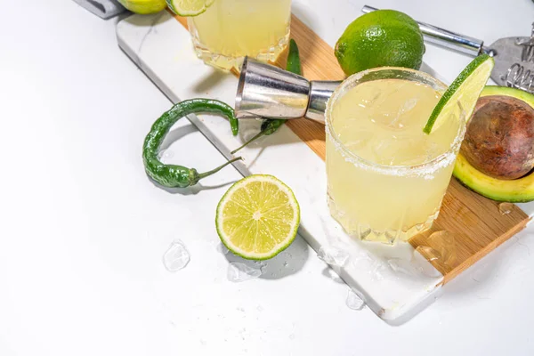 经典的清爽含酒精 甜酸的鸡尾酒 豪饮的鳄梨和酸橙汁加盐 五月花或墨西哥派对创意配方 — 图库照片