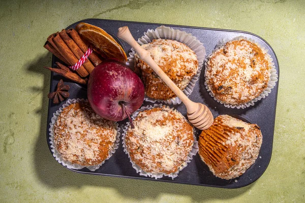 Elmalı Turta Kıtır Kıtır Kekler Kırmızı Elma Dilimleri Tarçın Baharat — Stok fotoğraf