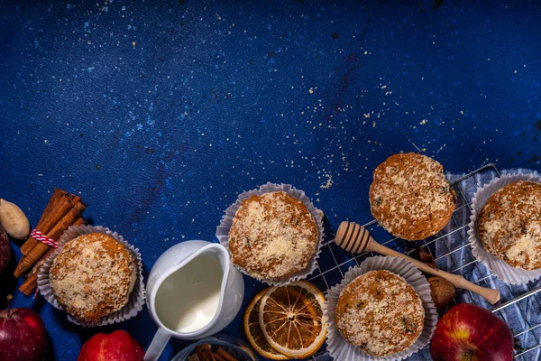 苹果派碎屑杂碎松饼 甜秋季烤糕点 红苹果片 香料和碎屑 — 图库照片
