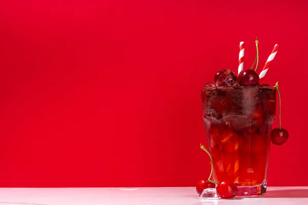 Ice Körsbär Cola Dryck Kall Sommar Fruktig Icke Alkohol Cocktail — Stockfoto