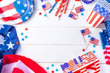 Mutlu İşçi Bayramı, Başkanlık Günü, Bağımsızlık Günü, Anma Günü, Kolomb Günü geçmişi. Beyaz ahşap arka plan, Amerikan bayrağı renkli kağıt yelpaze ve dekorasyonlar, parti aksesuarları.