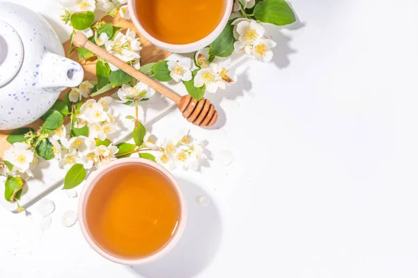 Organiczny Napój Ziołowy Kwiaty Jaśminu Zielona Herbata Białych Kubkach Czajnikiem — Zdjęcie stockowe
