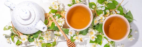 Organikus Gyógynövényes Ital Jázmin Virágok Zöld Tea Fehér Bögrék Teáskanna — Stock Fotó