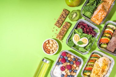 Sağlıklı yemek menüsü, kurye yemek teslimatı beslenme çantası. Biftek eti, tavuk fileto, balık ve sebzeler paketlerde. Günlük yemek diyet planı teslimatı, paket servisi, online sipariş konsepti.