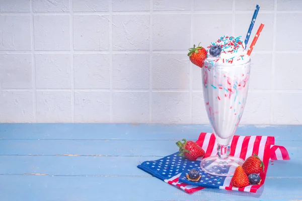 Vatansever Amerikan Milkshake Tatlı Tatlı Kırmızı Beyaz Mavi Şeker Serpme — Stok fotoğraf