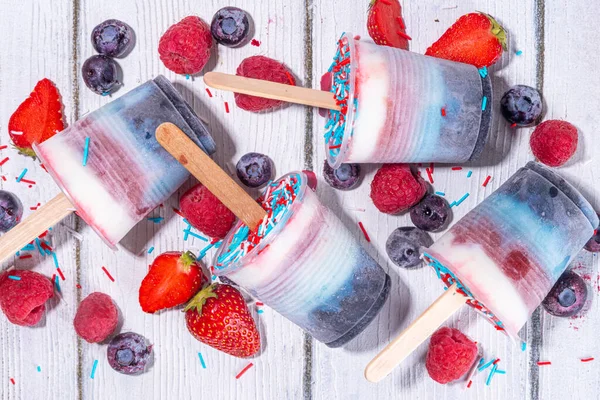 青の氷のポップ 7月の4パーティーやBbqピクニックのための愛国的な米国のLolypopsアイスクリーム フルーツベリー風味のおいしいアイスアイス — ストック写真