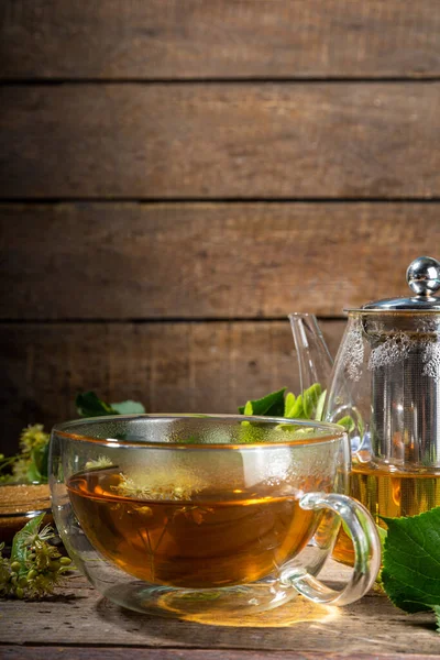 Herbata Kwiatów Lipy Zielona Herbata Lipowa Szklanym Czajniku Filiżance Herbaty — Zdjęcie stockowe