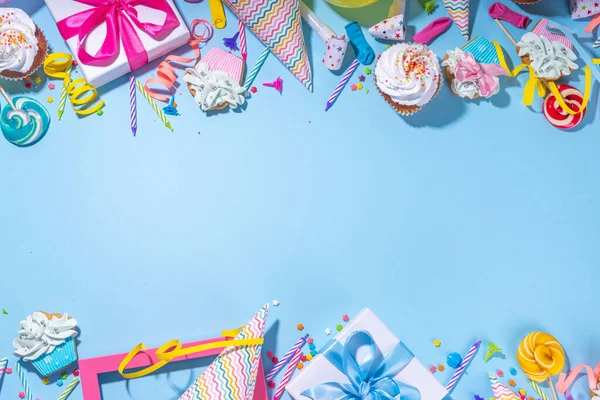 Gelukkige Verjaardag Wenskaart Achtergrond Flatlay Met Kleurrijke Vakantie Tools Verjaardagsfeestpetjes — Stockfoto