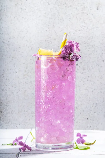 라일락 유기농 칵테일 Mocktail 라일락 꽃에서 음료이다 유리에 얼음을 라일락 — 스톡 사진
