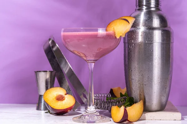 Doce Verão Frio Ameixa Daiquiri Martini Cocktail Licor Com Fatias — Fotografia de Stock