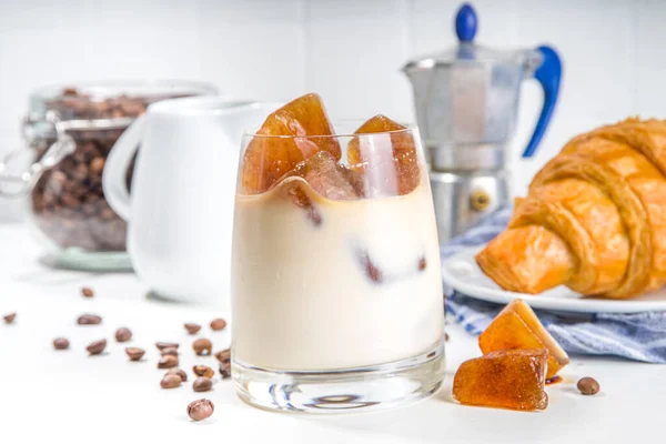 冷凍コーヒーエスプレッソアイスキューブとミルクと冷たいコーヒーカクテル 夏涼しいリフレッションラテドリンク上の白い背景コピースペース — ストック写真
