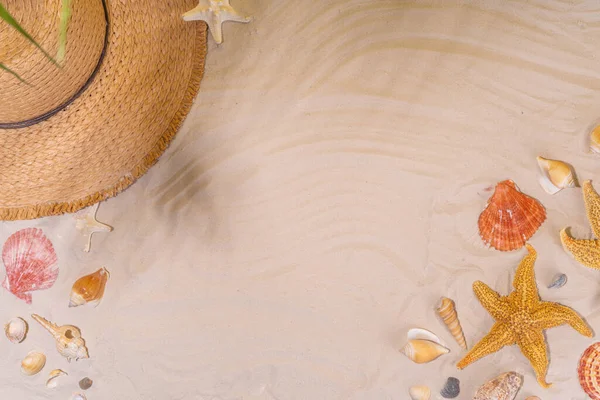 Летний Солнечный Песок Плоский Лежал Соломенной Шляпой Флип Флопами Морскими — стоковое фото