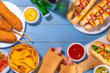 Ulusal Sosisli sandviç günü geçmişi, sosisli sandviç partisi festivali yemekleri, çeşitli geleneksel sosisli sandviçler, Fransız, mısırlı sosis, klasik. Meksika usulü sosisli sandviç, abur cubur, bira şişesi ve sos.