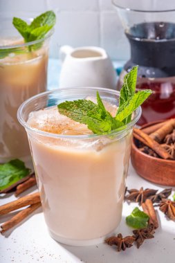 Tayland buzlu çayı, Asya Hint masala baharatları sütsüz Hindistan cevizi kremalı süt, buz küpleri ve nane yaprakları, kopyalama alanı.