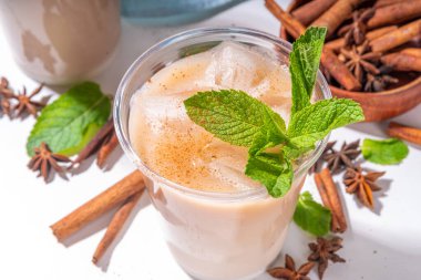 Tayland buzlu çayı, Asya Hint masala baharatları sütsüz Hindistan cevizi kremalı süt, buz küpleri ve nane yaprakları, kopyalama alanı.