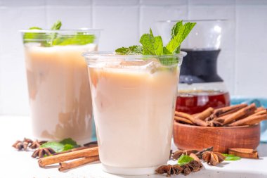 Tayland buzlu çayı, Asya Hint masala baharatları sütsüz Hindistan cevizi kremalı süt, buz küpleri ve nane yaprakları, kopyalama alanı.