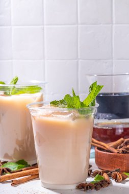Tayland buzlu çayı, Asya Hint masala baharatları sütsüz Hindistan cevizi kremalı süt, buz küpleri ve nane yaprakları, kopyalama alanı.