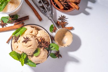 Baharatlı Tayland çayı dondurma topları, baharatlı ve naneli Asya Hint Masala dondurması, Hindistan cevizi kremalı ve Tayland çaylı alternatif vejetaryen soğuk tatlı.