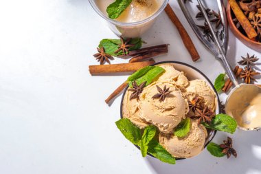 Baharatlı Tayland çayı dondurma topları, baharatlı ve naneli Asya Hint Masala dondurması, Hindistan cevizi kremalı ve Tayland çaylı alternatif vejetaryen soğuk tatlı.