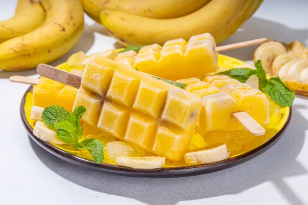 Élénk Sárga Vegán Banán Fagylalt Jégkrém Fagyasztott Banángyümölcs Nyalóka Jég — Stock Fotó