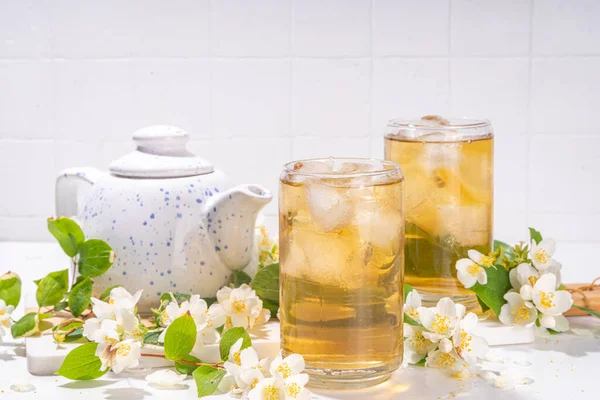 Zdrowie Ekologiczne Zimny Napój Letni Kwiaty Jaśminu Zielona Herbata Szkle — Zdjęcie stockowe
