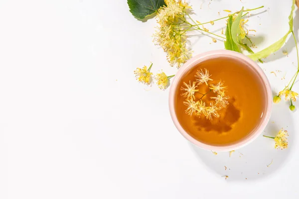 Organiczny Napój Ziołowy Zielona Herbata Kwiatów Lipy Białych Kubkach Czajnikiem — Zdjęcie stockowe