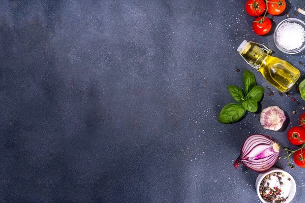 Fundo Cozinha Preto Com Ingredientes Úteis Cozinha Italiana Mediterrâneo Tomates — Fotografia de Stock