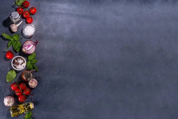 黑色烹饪背景 配上意大利菜地中海配料 西红柿 罗勒叶 橄榄油 扁平的黑色混凝土桌子顶视图复制空间 — 图库照片