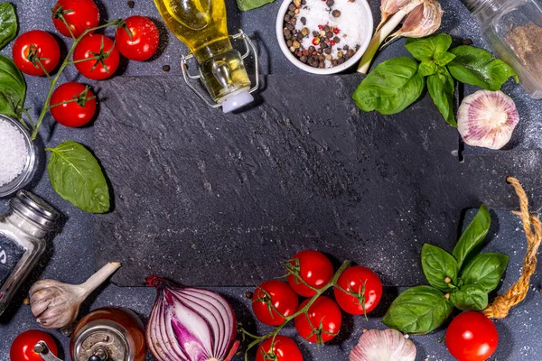 Svart Matlagning Bakgrund Med Användbar Matlagning Italienska Medelhavet Ingredienser Tomater — Stockfoto