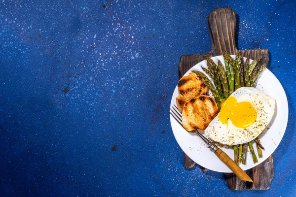 Smaczne Śniadanie Szparagami Jajkiem Smażonym Białym Talerzu Przestrzeń Kopiowania Widokiem — Zdjęcie stockowe