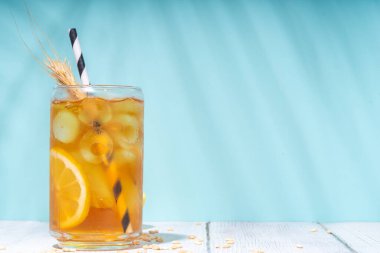 Arpa, soğuk çay, organik arpa, uzun bardakta buzlu çay.