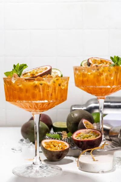 Passionsfrukt Martini Cocktail Söt Porrstjärna Alkoholhaltig Dryck Med Färsk Passionsfrukt — Stockfoto