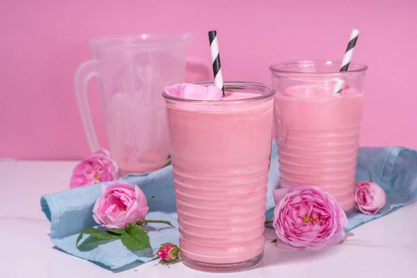 Rosenblüten Milchshake Asiatisches Mondmilchgetränk Rosafarbener Matcha Cocktail Mit Rosenblättern — Stockfoto