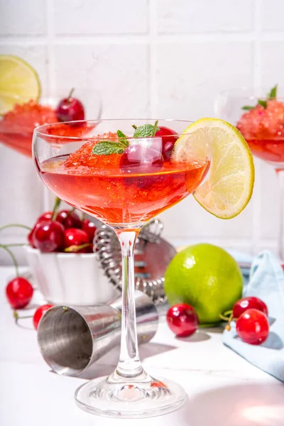 樱桃和石灰酒精鸡尾酒 甜夏季酒精饮料与樱桃汁 伏特加和水果石灰樱桃装饰 — 图库照片