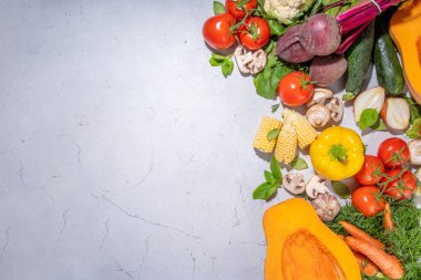 Sonbahar sebzeleri pişirme arka planı. Organik sonbahar hasat çiftliği sebzeleri, mantarlar. Beyaz mutfak arka planında yemek pişirmek için çeşitli vejetaryen malzemeler, üst görünüm kopyalama alanı