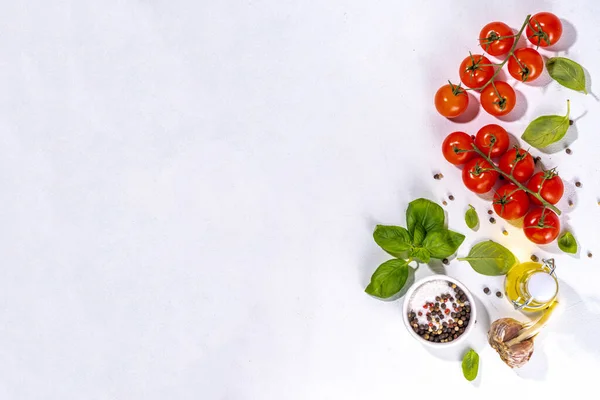 便利な料理イタリアの地中海の食材と白料理の背景 トマト バジルの葉 オリーブオイル コショウ ニンニク フラットレイホワイトテーブルトップ表示コピースペース — ストック写真