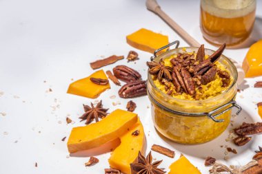 Yoğurtlu ve cevizli balkabaklı yulaf ezmesi, sağlıklı sonbahar kahvaltısı tarifi.