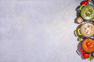 Sonbahar sebze kremalı çorba seti. Üç porsiyon, çeşitli vejetaryen sıcak sebze kremalı çorba domates, mantar, brokoli ve beyaz masa fotokopi alanı.