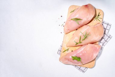 Çiğ tavuk göğsü, yeşil bonfile biftek, zeytinyağı, baharatlar, yemek pişirme arka planı fotokopi odası.