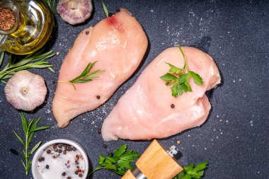 Çiğ tavuk göğsü, yeşil bonfile biftek, zeytinyağı, baharatlar, yemek pişirme arka planı fotokopi odası.