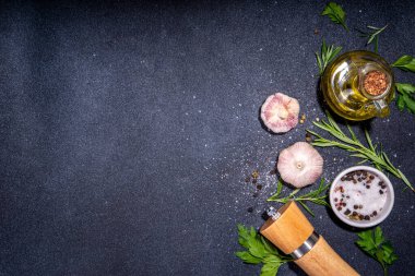 İtalyan yemekleri pişirmek için kullanışlı bir arka plan - domates, fesleğen yaprağı, yeşiller, zeytin yağı, tuz, biber, sarımsak, düz siyah beton masa üstü görünüm alanı