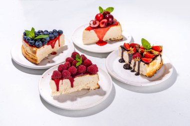 Yaz kafesi pişirme menüsü arka planı, çeşitli soslu tatlı peynirli kek dilimleri, reçel ve böğürtlen - çilek, yabanmersini, ahududu, vişne 