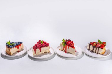 Yaz kafesi pişirme menüsü arka planı, çeşitli soslu tatlı peynirli kek dilimleri, reçel ve böğürtlen - çilek, yabanmersini, ahududu, vişne 