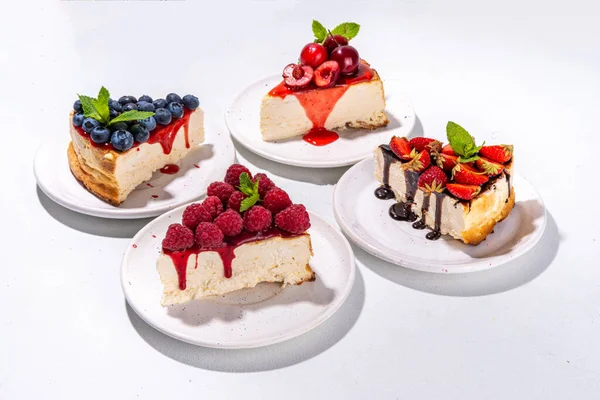 夏季咖啡店烘焙菜单背景 甜芝士蛋糕片配上各种配料 果酱和浆果果 覆盆子 — 图库照片