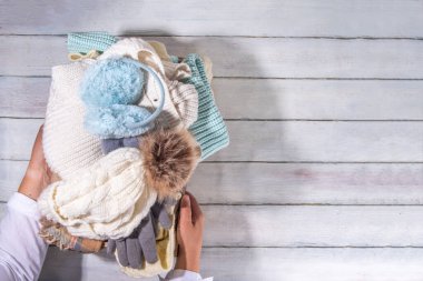 Sonbahar ve kış mevsimi için hazırlık, sonbahar sıcacık giysiler, temiz temiz temiz temiz çamaşır yığını, düzgünce katlanmış ceketler, kazaklar, şapkalar, ahşap kutudaki eldivenler, asma kattan alınan