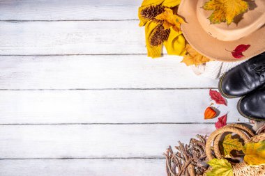 Sonbahar ve kış mevsimi için hazırlık, sonbahar rahat giysileri ve dekor arka planı, ahşap masa görünümü kopya alanı